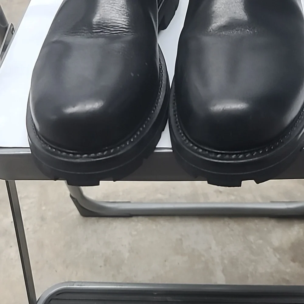 Vagabond Boots mint condition.pull tab will need repair